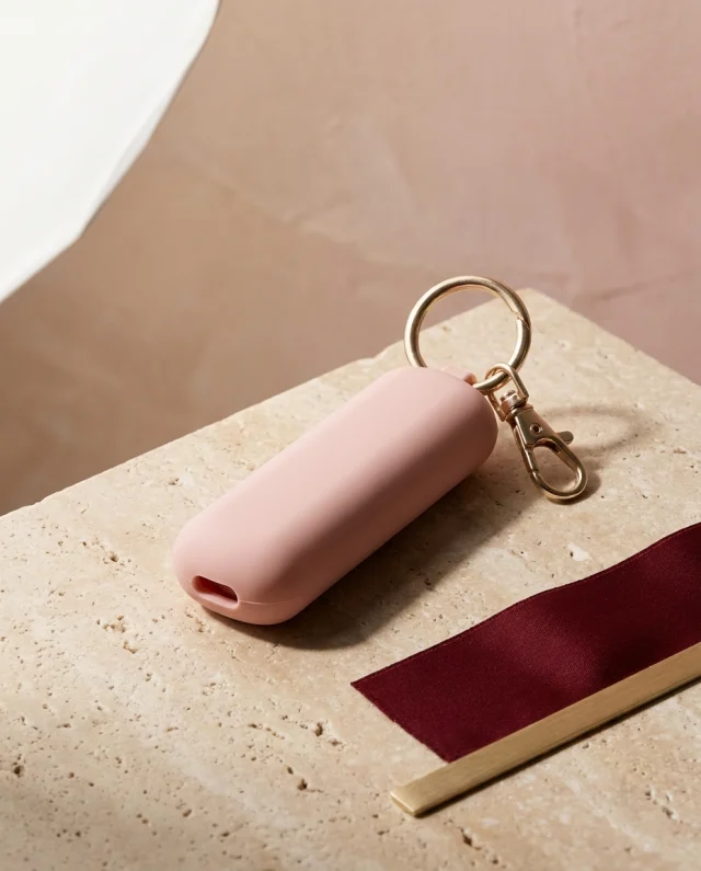 Siliconen lipbalsemhouder in blush roze met goudkleurige haak